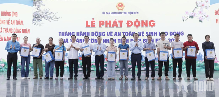 Ban tổ chức trao 12 phần quà tặng đoàn viên công đoàn, công nhân lao động có hoàn cảnh khó khăn, đặc biệt khó khăn, bị tai nạn lao động, bệnh nghề nghiệp của tỉnh Điện Biên.