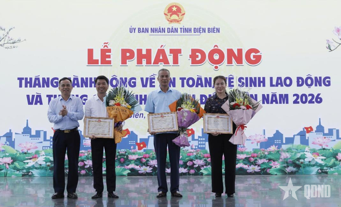 Phó chủ tịch UBND tỉnh Điện Biên Nguyễn Văn Đoạt trao Bằng khen tặng 3 tập thể có thành tích xuất sắc trong công tác an toàn, vệ sinh lao động năm 2025.