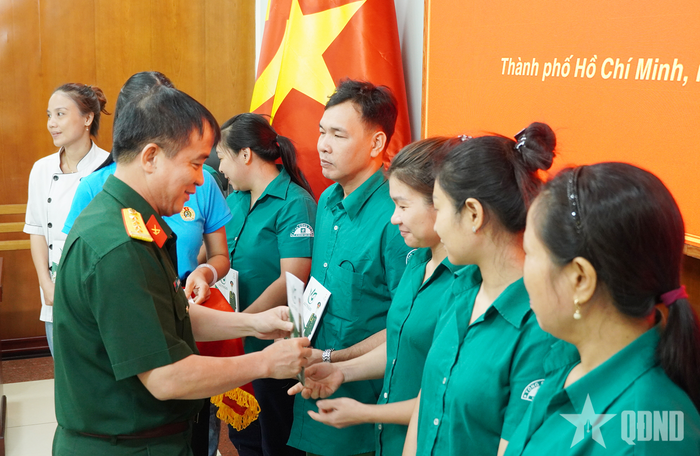  Đại tá Bùi Văn Bắc, Bí thư Đảng ủy, Chủ tịch Tổng công ty 28 trao quà tặng đến đoàn viên công đoàn hoàn cảnh khó khăn. 