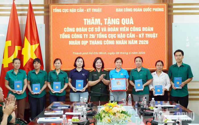Đại tá Trần Thị Thu Hiền, Phó trưởng Ban Công đoàn Quốc phòng tặng quà đến Công đoàn cơ sở Công ty Cổ phần Bình Phú và các đoàn viên hoàn cảnh khó khăn. 