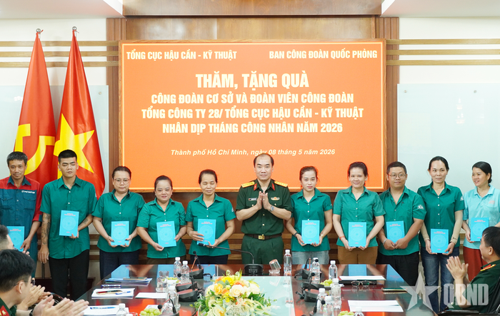  Đại tá Nguyễn Văn Tuấn, Phó chủ nhiệm Chính trị, Tổng cục Hậu cần - Kỹ thuật trao quà tặng đến đoàn viên công đoàn hoàn cảnh khó khăn.