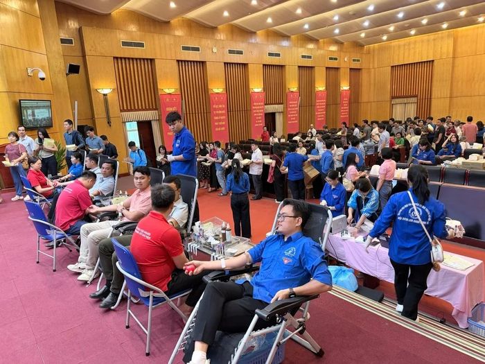 Chương trình hiến máu tình nguyện "Mỗi giọt máu cho đi - Một cuộc đời ở lại" sáng 8-5 tại hội trường Bộ Nông nghiệp và Môi trường thu hút nhiều cán bộ, nhân viên các đơn vị tham gia.