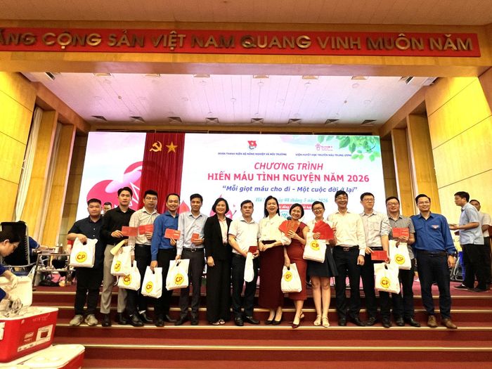 Cán bộ, nhân viên Cục Quản lý tài nguyên nước hưởng ứng chương trình hiến máu tình nguyện.