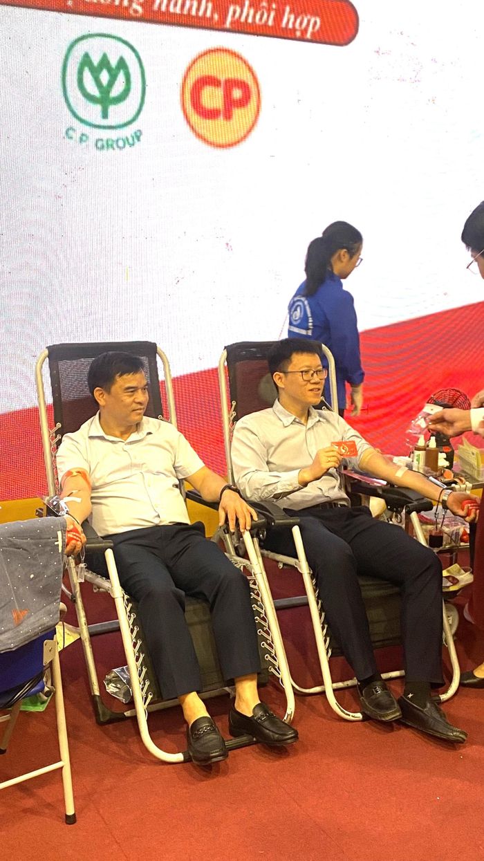 Lãnh đạo Cục Quản lý tài nguyên nước, Bộ Nông nghiệp và Môi trường (bên trái) tham gia hiến máu tình nguyện.