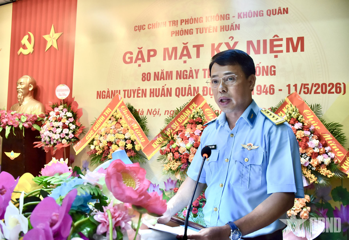Đại tá Kiều Đức Cường, Trưởng phòng Tuyên huấn, Cục Chính trị Quân chủng Phòng không - Không quân trình bày diễn văn tại buổi lễ. 