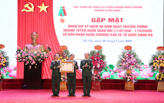 Trung tướng Đinh Quốc Hùng, Bí thư Đảng ủy, Chính ủy Tổng cục Công nghiệp Quốc phòng trao Huân chương Bảo vệ Tổ quốc hạng Ba tặng Phòng Tuyên huấn.