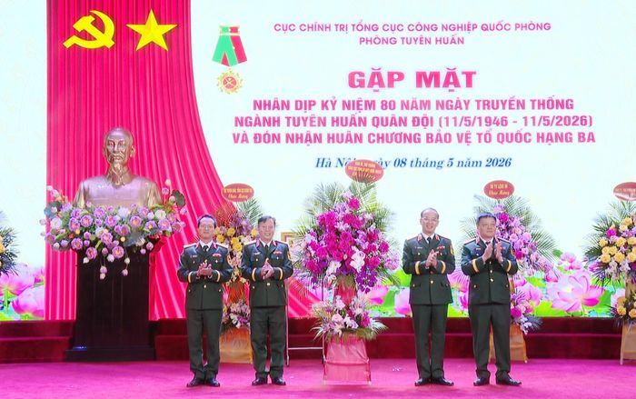 Thủ trưởng Tổng cục Công nghiệp Quốc phòng tặng hoa chúc mừng Phòng Tuyên huấn.