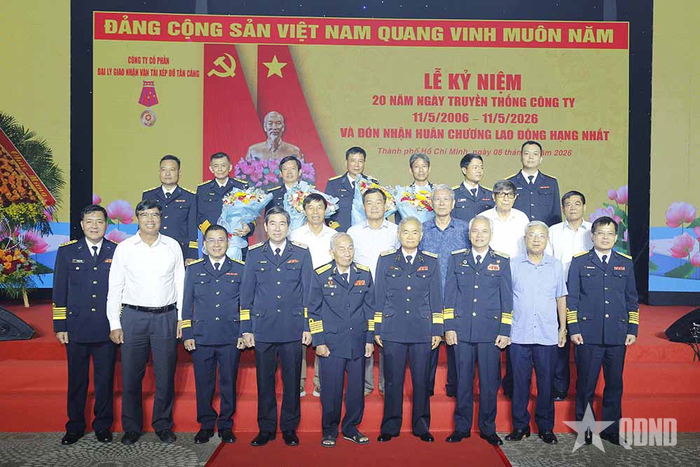Các đại biểu chụp ảnh lưu niệm với lãnh đạo Công ty TCL.