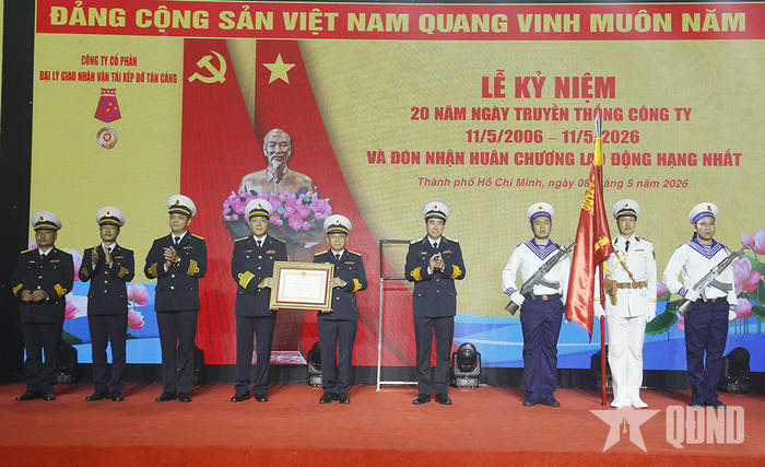 Thừa ủy quyền của Chủ tịch nước, Thiếu tướng Ngô Minh Thuấn trao Huân chương Lao động hạng Nhất tặng Công ty TCL.