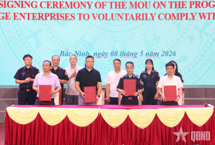 Chi cục trưởng Chi cục Hải quan khu vực V Phạm Chí Thành (đứng hàng đầu thứ hai bên phải sang) và đại diện 3 doanh nghiệp ký kết Biên bản ghi nhớ tham gia Chương trình khuyến khích doanh nghiệp tự nguyện tuân thủ pháp luật hải quan.