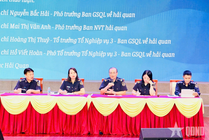 Đại diện cơ quan Hải quan tham gia đối thoại, giải đáp vướng mắc cho doanh nghiệp.