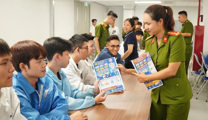 Tăng cường công tác tuyên truyền, nâng cao nhận thức, nhất là cho giới trẻ đang được lực lượng Công an đẩy mạnh để hình thành "lá chắn cộng đồng".