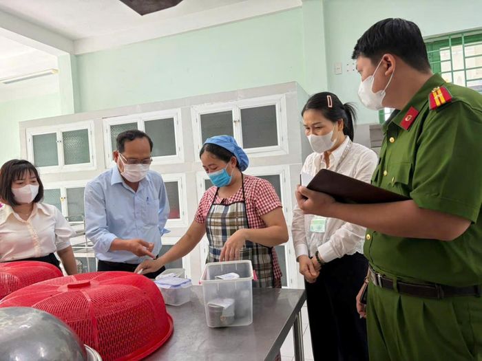 Đoàn kiểm tra liên ngành phường Hòa Xuân kiểm tra quy trình tổ chức bếp ăn bán trú tại trường MN Hoa Mai và Hòa Phước.
