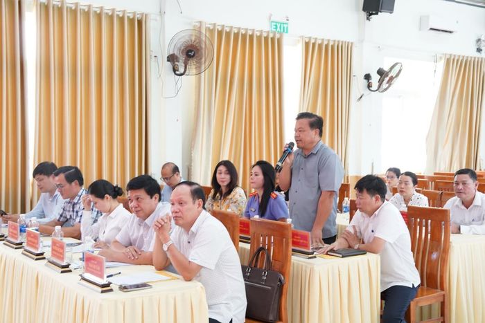 Các đại biểu phát biểu ý kiến tại hội nghị.