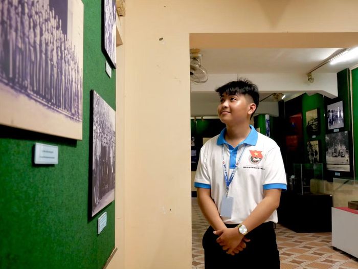Sinh viên tham quan bảo tàng.