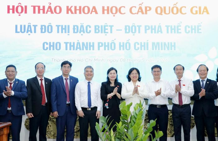  Các đại biểu chụp hình lưu niệm tại hội thảo. Ảnh: NGÔ BÌNH 