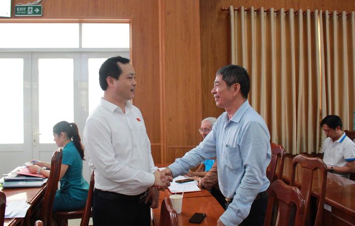 Đại biểu quốc hội Lê Văn Đông trao đổi với cử tri