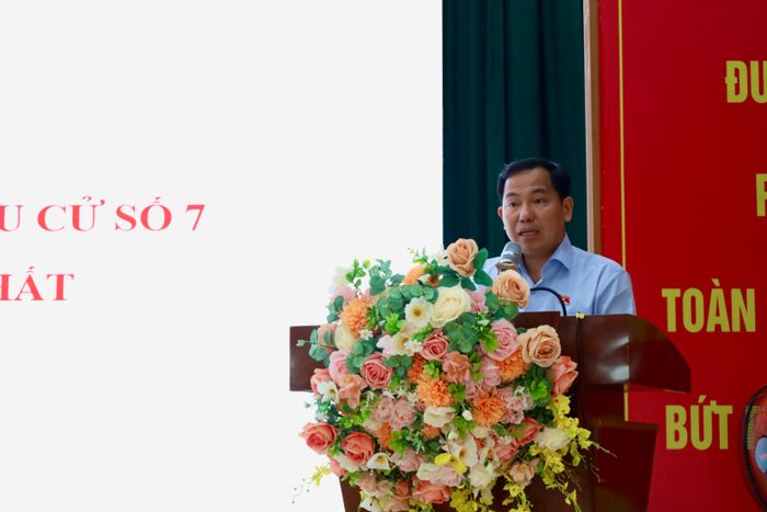 Đại biểu Lê Quang Mạnh phát biểu ghi nhận các ý kiến của cử tri
