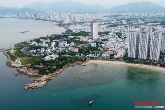  Rạn san hô gần khu vực bờ biển Hòn Chồng nhìn từ trên cao 
