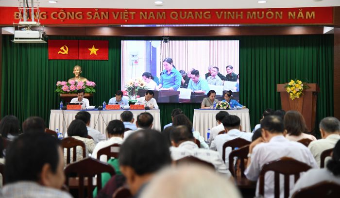 Cử tri tại các điểm cầu nêu ý kiến