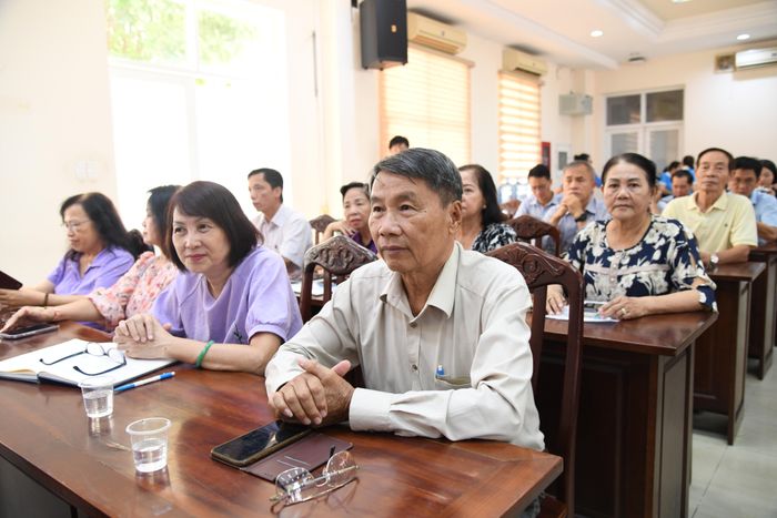 Cử tri dự hội nghị