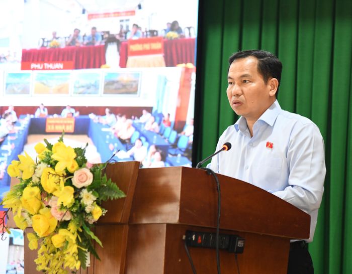 ĐB Lê Quang Mạnh trao đổi với cử tri