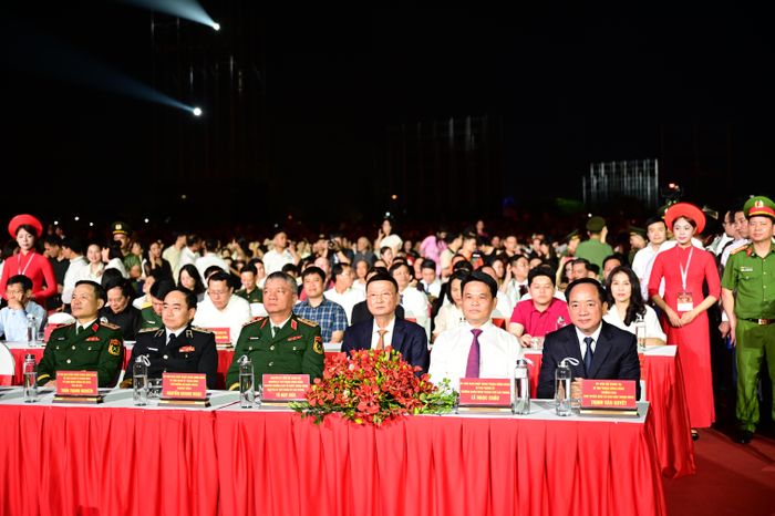  Đồng chí Trịnh Văn Quyết, Ủy viên Bộ Chính trị, Bí thư Trung ương Đảng, Trưởng ban Ban Tuyên giáo và Dân vận Trung ương cùng lãnh đạo TP Hải Phòng và các đại biểu dự chương trình nghệ thuật. Ảnh: ĐỖ TRUNG 