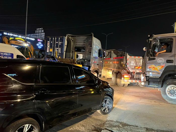  Giao thông lộn xộn ở khu vực đường Bưng Môn dẫn vào đường cao tốc Biên Hòa - Vũng Tàu 