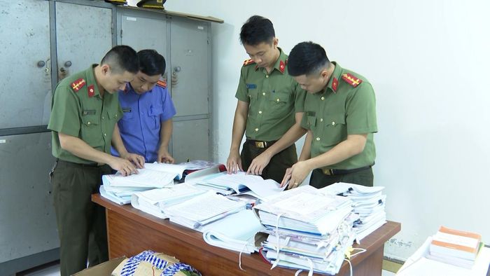 Lực lượng điều tra thu thập hồ sơ, tài liệu liên quan