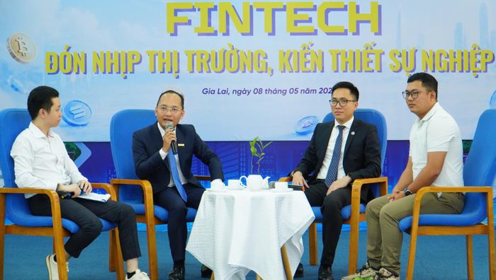 Các diễn giả chia sẻ vấn đề nhân lực trong trong kỷ nguyên tài chính số