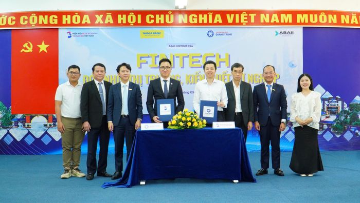 Đại diện VBA và Trường Đại học Quang Trung đã ký kết biên bản ghi nhớ hợp tác