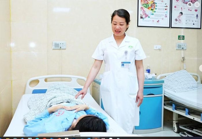 Bác sĩ thăm hỏi bệnh nhân sau phẫu thuật - Ảnh BVCC
