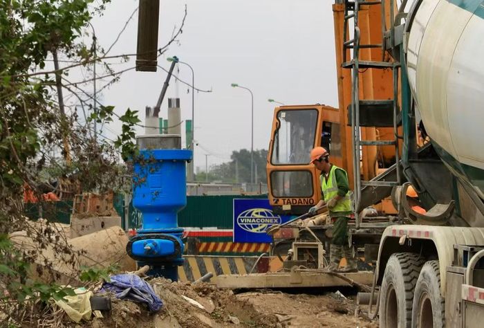 Đại lộ Thăng Long hiện là trục giao thông huyết mạch kết nối trung tâm Hà Nội với khu vực phía tây và các đô thị vệ tinh như Hòa Lạc, Hoài Đức. Trong ảnh: Khu vực hầm hở bên phía Vành đai 3.5 bắt đầu thi công.
