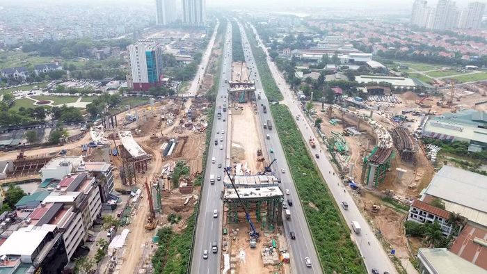 Sau hơn 1 năm thi công, các hạng mục của dự án nút giao khác mức giữa đường Vành đai 3,5 và Đại lộ Thăng Long gồm hầm kín, hầm hở, cầu nhánh tua-bin, tường chắn bê tông cốt thép cùng hệ thống đắp nền đường, thoát nước, chiếu sáng và tổ chức giao thông tạm đang được các đơn vị thi công đẩy nhanh tiến độ.