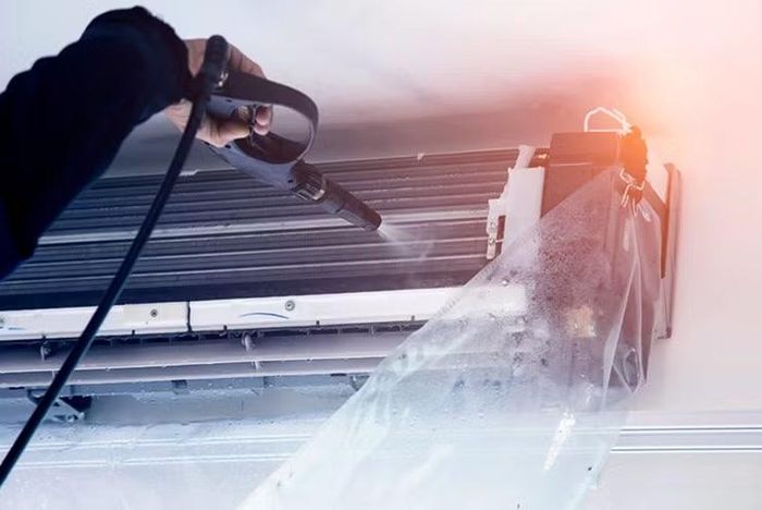 Theo các chuyên gia kỹ thuật, một chiếc điều hòa trung tâm được bảo trì tốt thường có tuổi thọ khoảng 10 đến 15 năm, trong khi điều hòa cửa sổ chỉ duy trì hiệu quả trong khoảng 8 đến 10 năm trước khi bắt đầu xuống cấp đáng kể. 