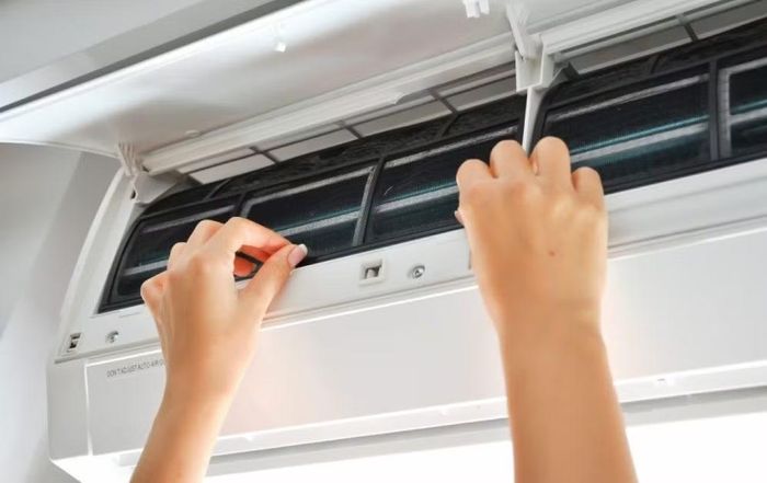 Ngoài khả năng làm lạnh yếu, các lỗi như điều hòa tự bật tắt liên tục, phát tiếng ồn lớn, lọc không khí kém hiệu quả hoặc không thể duy trì nhiệt độ ổn định cũng là cảnh báo cho thấy linh kiện bên trong đã xuống cấp nặng.