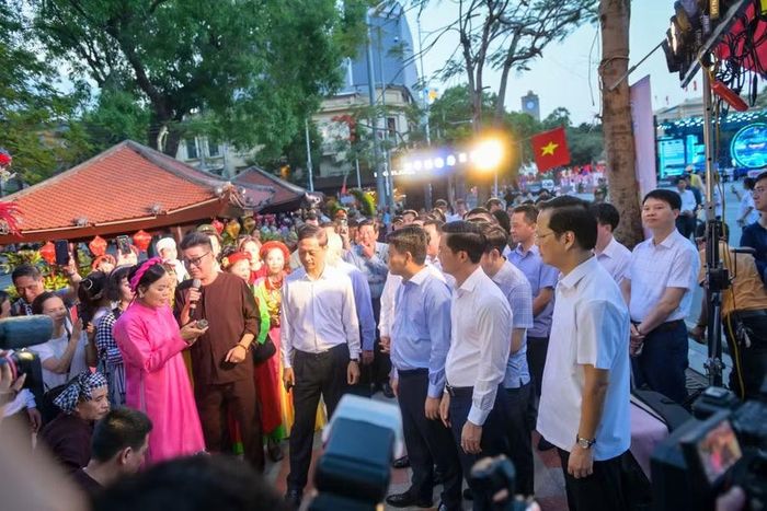 Lãnh đạo thành phố tham quan các gian văn hóa, văn nghệ đêm 7/5.