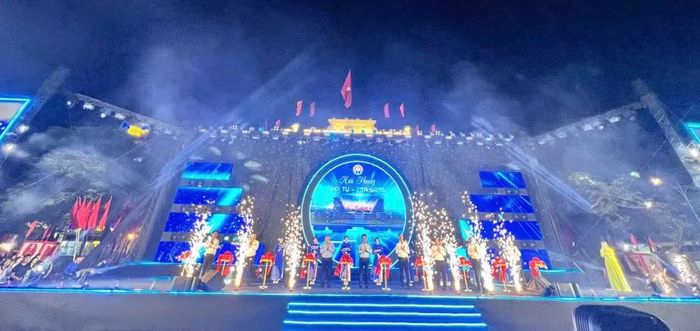 Đại biểu cắt băng khởi động chuỗi hoạt động.
