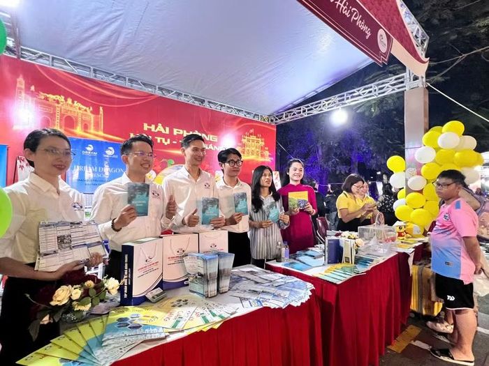 Đa dạng các gian hàng dọc dải trung tâm thành phố.