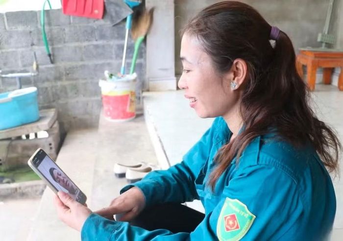 Chị Đặng Minh Huệ (sinh năm 1990) với niềm vui phát triển thu nhập từ lao động sản xuất.