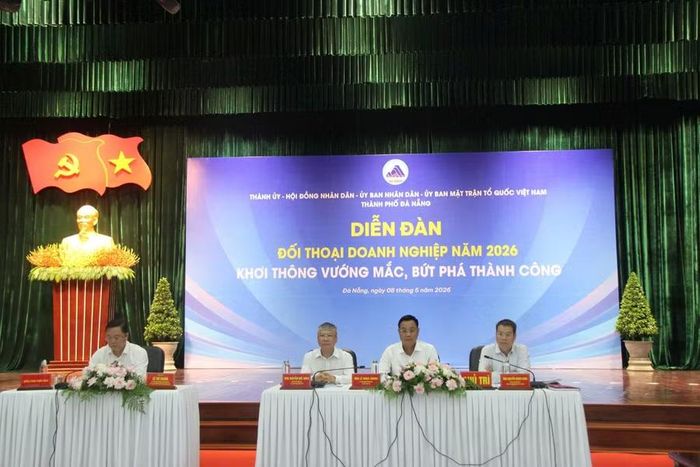 Lãnh đạo Thành ủy, HĐND, UBND TP Đà Nẵng trao đổi với doanh nghiệp trên địa bàn thành phố.