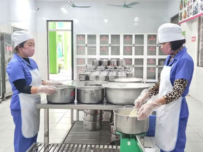 Khu vực bếp ăn Trường Mầm non Hà Lầm, phường Hà Lầm.