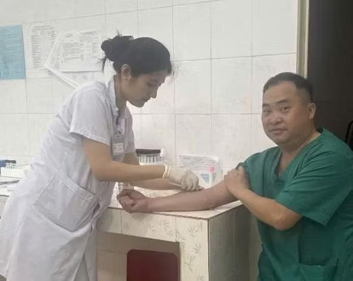 Cán bộ, y bác sĩ của Trung tâm Y tế Tuần Giáo hiến máu cứu sản phụ nguy kịch.