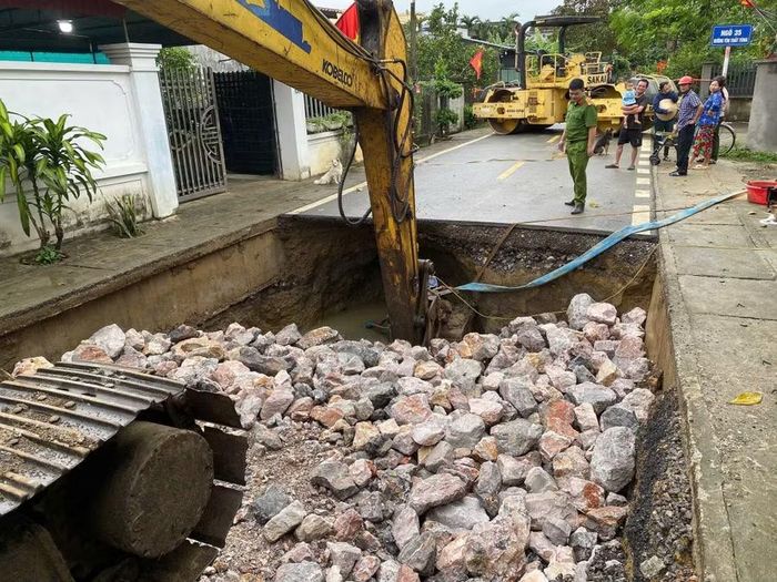 Lực lượng chức năng xử lý hố sụt. Ảnh: CAPT
