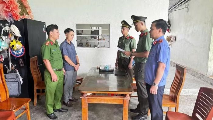 Công an đọc lệnh khởi tố bị can. (Ảnh: CAHT)