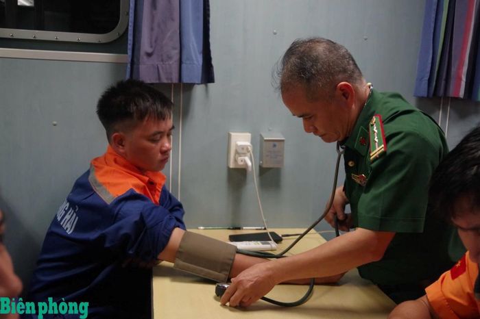 Quân y Biên phòng thăm khám sức khỏe cho thuyền viên bị nạn. Ảnh: Xuân Chính