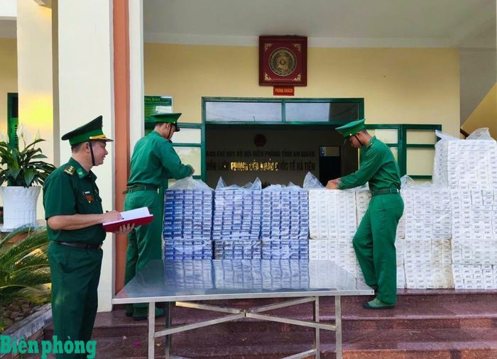 Cán bộ, chiến sĩ Đồn Biên phòng cửa khẩu quốc tế Hà Tiên, Bộ đội Biên phòng tỉnh An Giang thu giữ, kiểm tra tang vật 7.500 bao thuốc lá điếu nhập lậu, bị thu giữ vào ngày 1/3/2026. Ảnh: Tiến Vinh