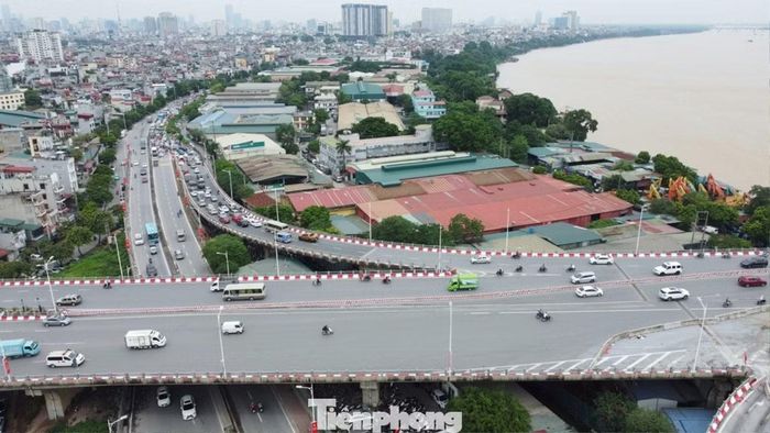 Hình ảnh thực tế cầu Vĩnh Tuy đang giao nhau với đường Vành đai 1 hiện nay, lưu lượng phương tiện đông đúc cả ngày.