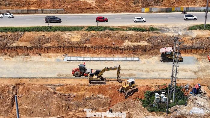 Dù vậy, toàn tuyến hiện chưa thể thi công đồng bộ do vẫn còn nhiều điểm chưa hoàn tất giải phóng mặt bằng. Một số đoạn vẫn là nền đất dang dở, vật liệu xây dựng ngổn ngang, xe tải liên tục ra vào công trường.