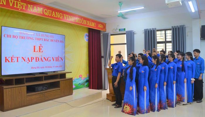 17 đoàn viên ưu tú trường THPT Bắc Duyên Hà được kết nạp vào Đảng. Ảnh: CTV